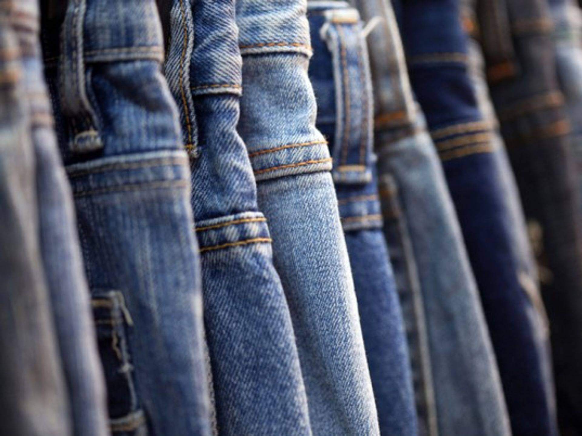 Jeans photo. Джинсы. Стопка джинс. Много джинс. Куча джинсов.