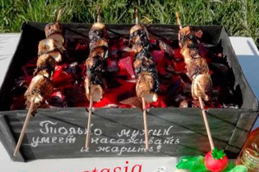 Необычный торт в виде мангала с шашлыками