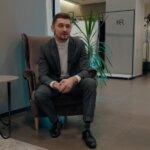 «Бизнес начинался с шутки». История создателя самого большого салона-ателье в Беларуси
