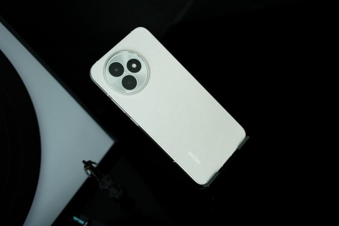 В сеть слили характеристики Redmi K80 Ultra. Есть фото до премьеры