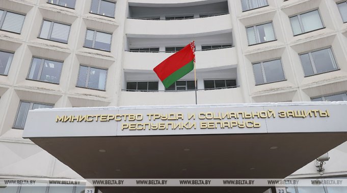 Как можно поступить, если наниматель просит выйти из трудового отпуска пораньше, разъяснили в Минтруда
