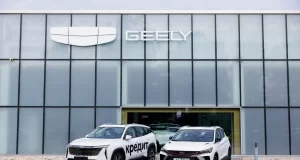 В Минске на крыше здания очутились два внедорожника Geely. Что происходит?
