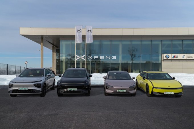 «Сотня» за 3,7 сек. В Беларуси запустили тест-драйвы на суперкаре Xpeng P7 New