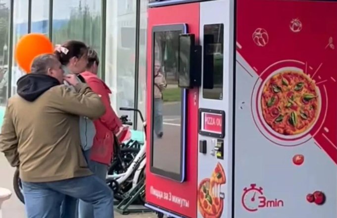 Пицца за три минуты: в Беларуси появился первый вендинговый автомат с пиццами