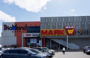 Сколько здесь людей! В Малиновке открыли гипердискаунтер «Маяк Maxi» Сколько здесь людей! В Малиновке открыли гипердискаунтер «Маяк Maxi»